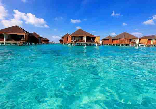 马尔代夫享受舒适日光浴的天堂岛